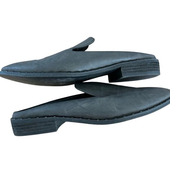 Very Volatile Women’s Black Studded Distressed Leather Flats - Picture 3 of 4